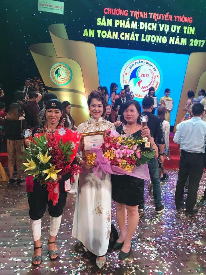 Lương y Lý Thị Thu Hà nhận giải thưởng cho sản phẩm thuốc Xoang Kim Giao