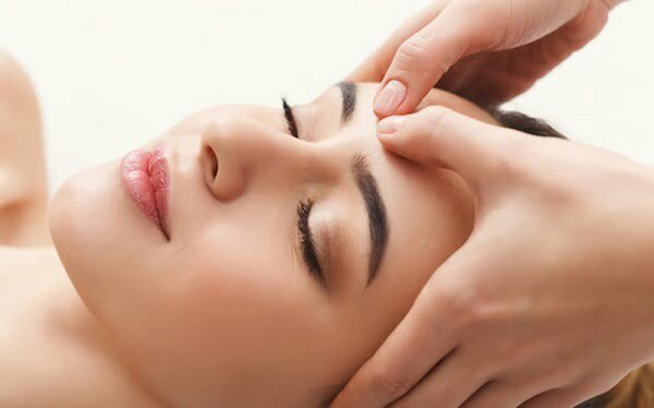 massage nhẹ nhàng cải thiện tình trạng ù tai do viêm xoang 