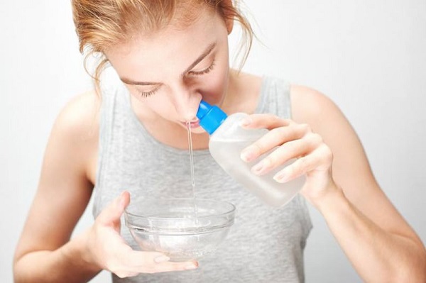 dùng nước muối hỗ trợ điều trị viêm xoang 