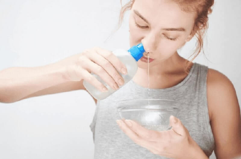 Rửa mũi với nước muối sinh lý chữa viêm xoang