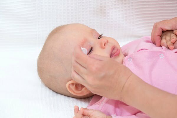 Dùng nước muối cải thiện viêm mũi dị ứng ở trẻ em 