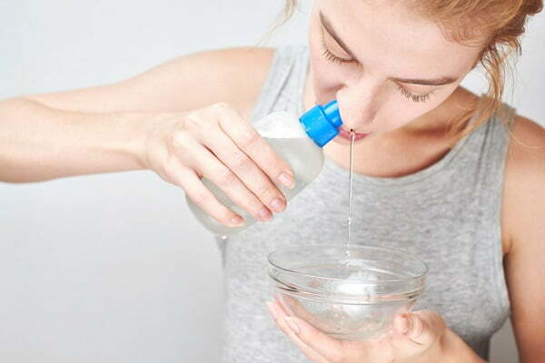 Rửa mũi bằng nước muối sinh lý