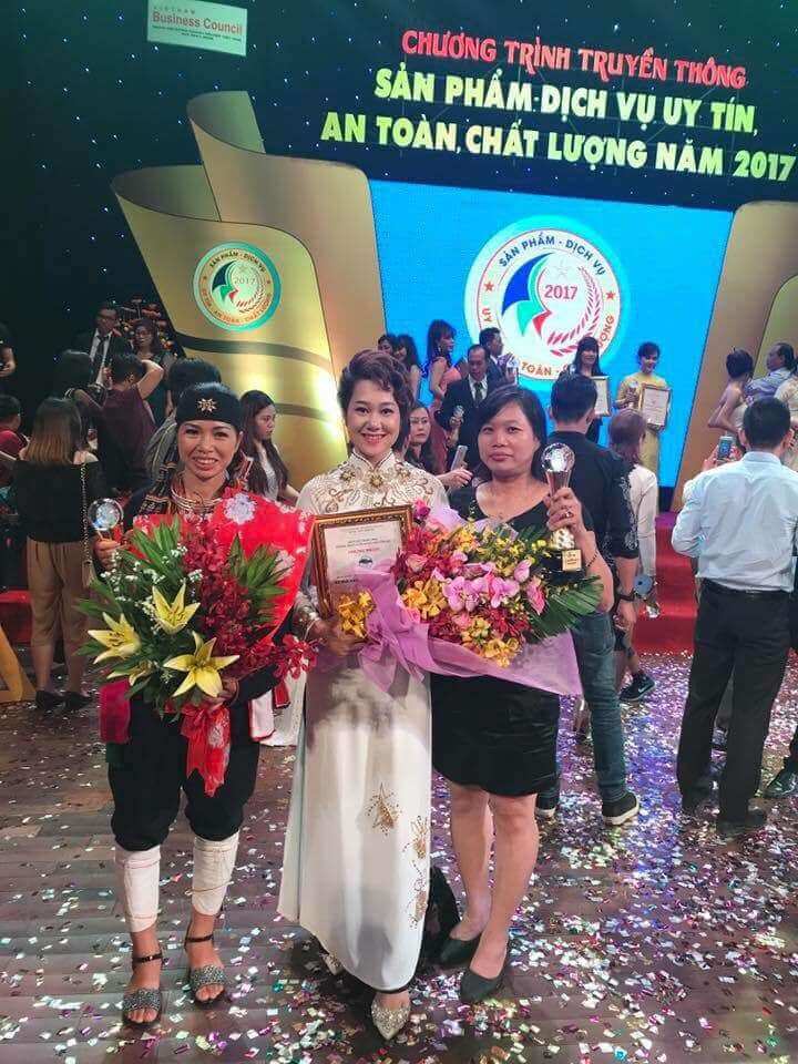 Lương y Lý Thị Thu Hà nhận giải thưởng
