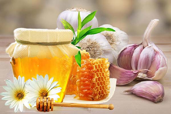 Dùng tỏi và mật ong cải thiện bệnh viêm mũi xoang xuất tiết bội nhiễm